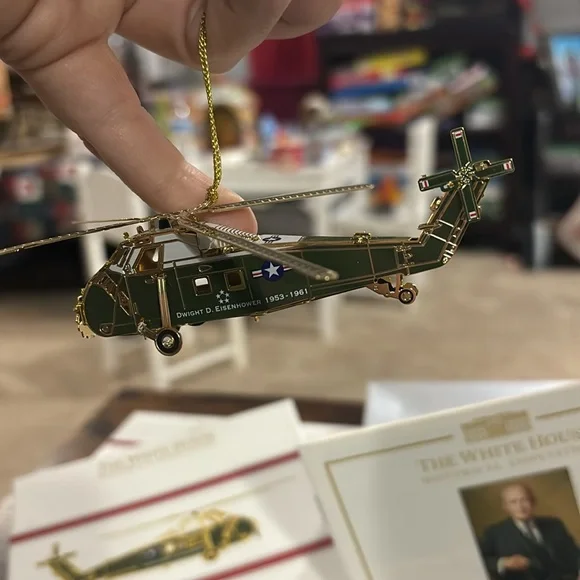 White House Christmas Ornament 2019 - Picture 4 of 4